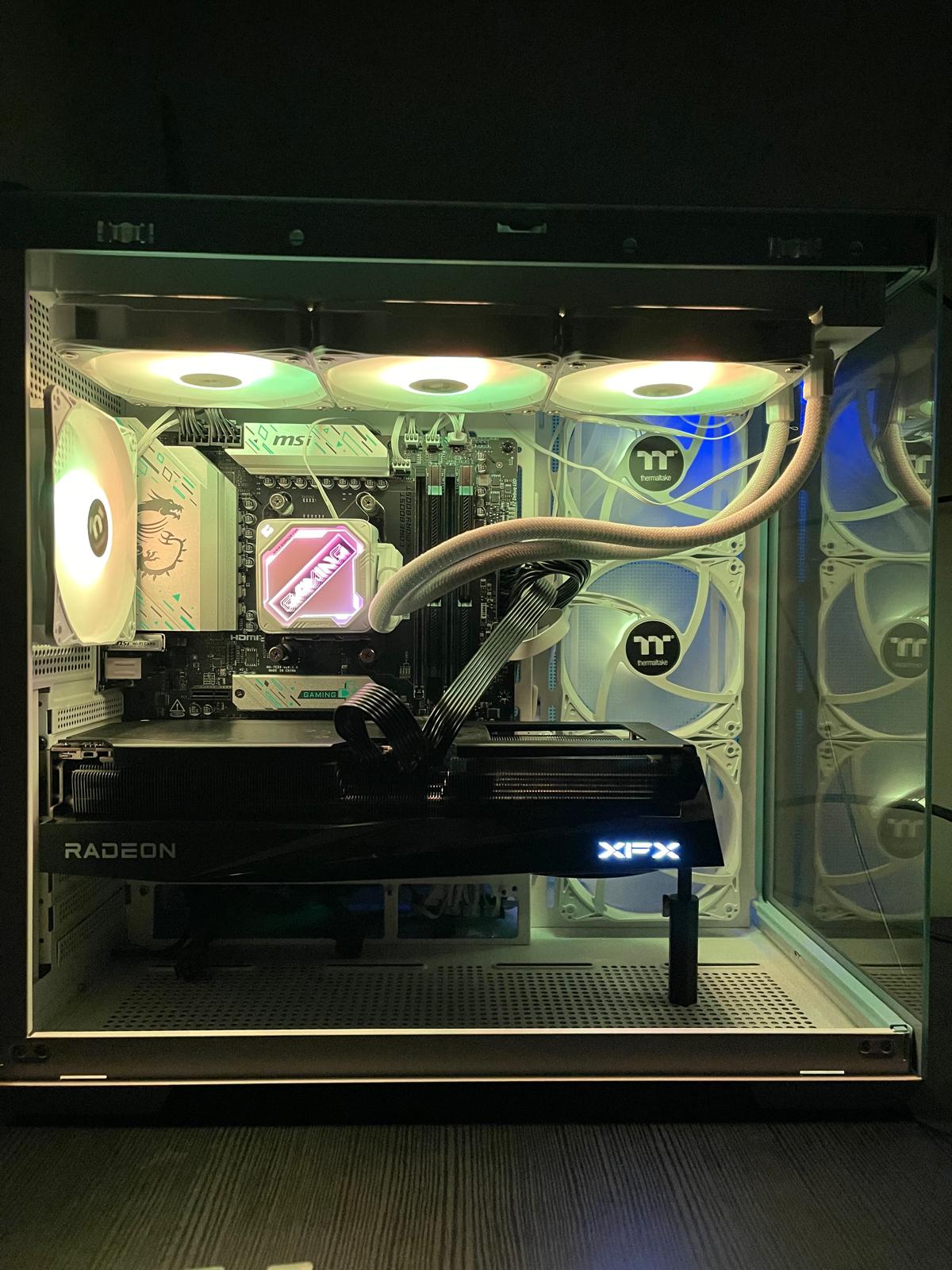 RX 9070 OC | 32GB DDR5 RAM | RYZEN 5 7600X | B650M GAMING PLUS Wi-Fi bilgisayar fotoğrafı